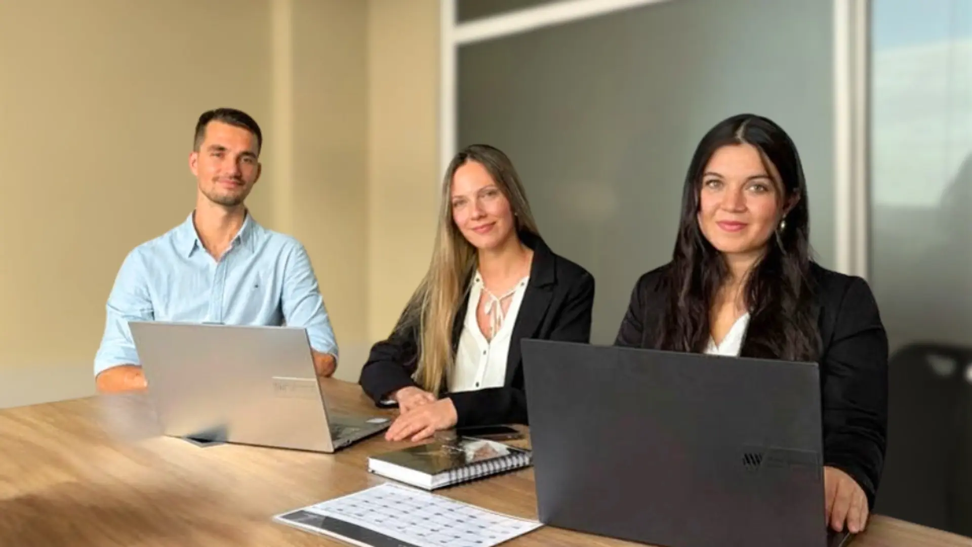 Tres integrantes del equipo de Gargol en la sala de reuniones de la oficina de Resistencia
