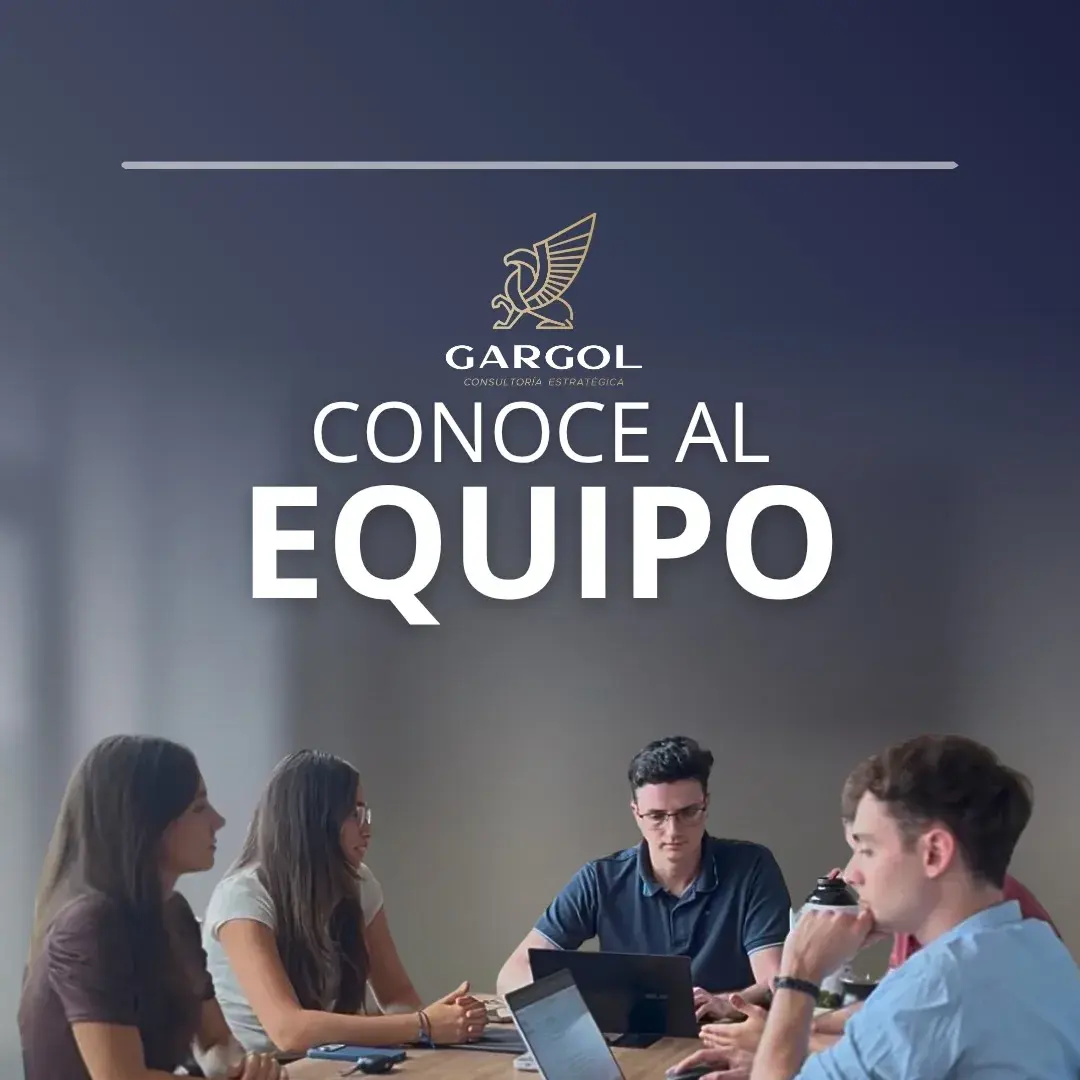 Placa con el texto «Conoce al equipo» sobre una foto del equipo de Gargol en una reunión
