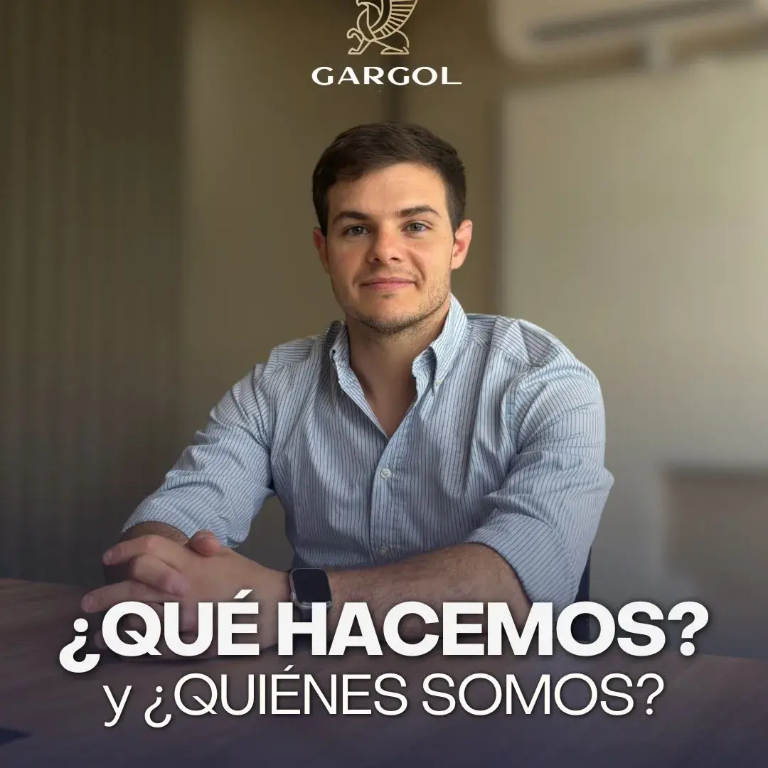 Placa del reel con el grifo dorado y el texto «¿Qué hacemos? y ¿quiénes somos?»